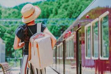 電車と麦わら帽子の女性
