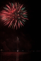 夏祭りの湖上花火