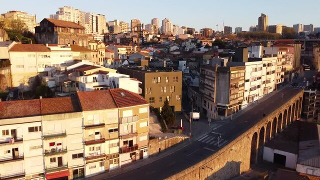 Vista a&eacute;rea de drone sobre Vila Nova de Gaia, Porto (Portugal)	