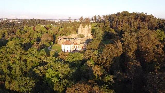Vista a&eacute;rea de drone sobre o Castelo de Santa Maria da Feira, Aveiro (Portugal)	