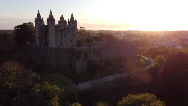 Vista a&eacute;rea de drone sobre o Castelo de Santa Maria da Feira, Aveiro (Portugal)	