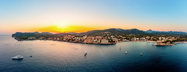 Sonnenuntergang auf Mallorca mit Blickrichtung Cala Fornells, Abends am Strand, Panorama...