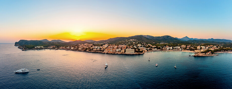 Sonnenuntergang auf Mallorca mit Blickrichtung Cala Fornells, Abends am Strand, Panorama Luftaufnahme mit der Drohne, Region Calvia, Mittelmeer, Sunset at Mediterranean Sea, Aerial view over Mallorca 