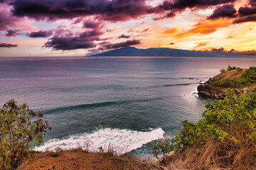 Fototapeta na wymiar Beautiful sunset view of Molokai from Honolua Bay on Maui.