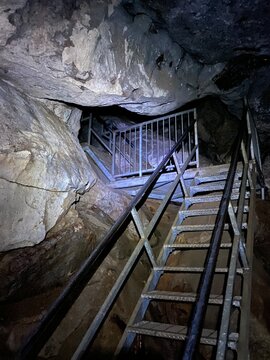 Escalier dans une grotte souterraine. Int&eacute;rieur d'une mine. Paroi rocheuse d'une caverne.
