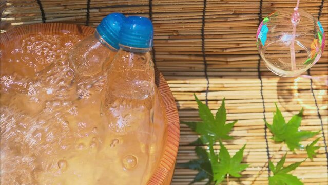 ラムネ　サイダーを水で冷やす　夏イメージ