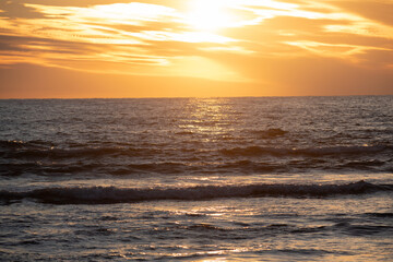 打ち寄せる波とオレンジ色の空

