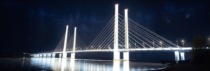 Obraz premium Suspension bridge over the river at night