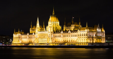 Obraz premium Parlament in Budapest is hungarian landmark in night light outdoors.