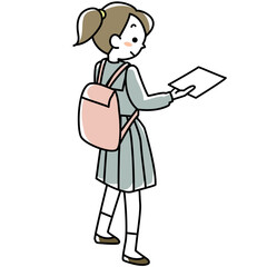 手にした紙を見る制服を着た女子学生