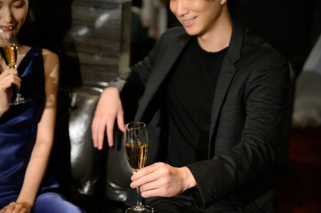 イメージに使いやすい夜のお店での一幕　俯瞰