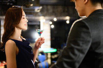 At a bar at night, beautiful women and handsome men.　