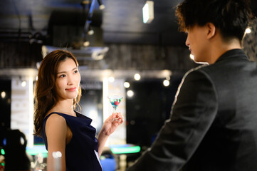 夜のバーで　美女とイケメン　