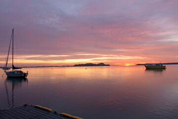 Fototapeta na wymiar Serene sunrise over the water.