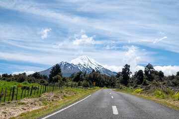 Naklejka premium Road to the snow topped mountain