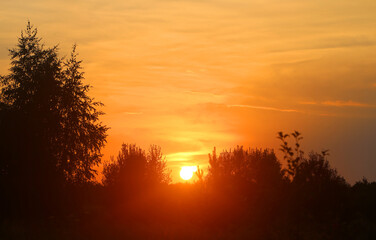 Obraz premium Photo of a bright sunset over the fields
