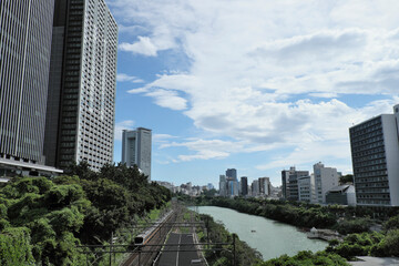 移設が完了したＪＲ中央・総武線【飯田橋駅】新駅舎から見た江戸城外堀り　中央線の快速電車も（2022年）　