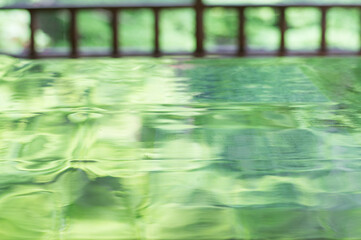 京都 瑠璃光院のもみじを反射した美しいテーブル