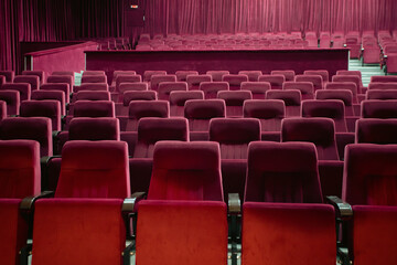 Obraz premium Empty red chairs for audience in the theater