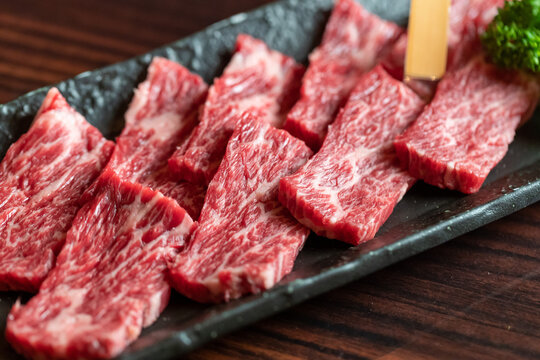 和食レストランで提供される新鮮な高級和牛ハラミの焼肉カット盛り合わせ