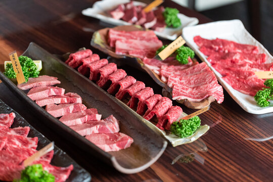 和食レストランのメニュー用、最高級和牛の希少部位や牛タンを贅沢に並べた焼肉盛り合わせセット