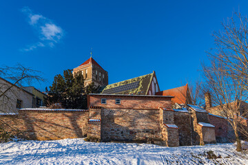 Blick auf die Stadtmauer und Nikolaikirche im Winter in der Hansestadt Rostock