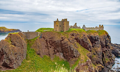 Estate - Dunnottar Castle  ist eine zerstörte mittelalterliche Festung auf einer felsigen Landzunge an der Nordostküste Schottlands 