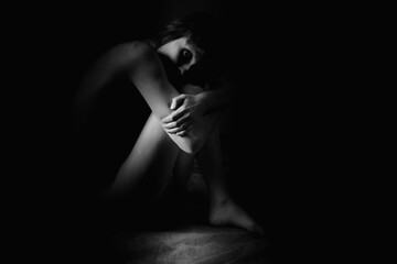 Naklejka premium Schwarz-Weiß-Porträt einer schönen Frau auf dunklem Hintergrund
