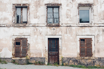 Fototapeta na wymiar Une vieille maison abandonnée dans un village des Vosges.