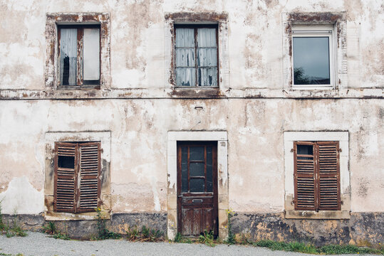 Une vieille maison abandonn&eacute;e dans un village des Vosges.