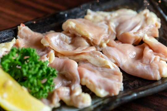 独特のコリコリとした食感とジューシーな脂の旨味が楽しめる「鶏ハラミ」。一羽からわずかしか取れない希少部位は、居酒屋や焼肉店のこだわりメニュー紹介、お酒に合うスタミナ料理、希少部位グルメの広告イメージに最適な高品質素材です。 | Raw chicken skirt steak (Tori Harami), a rare cut of poultry for Japanese BBQ.