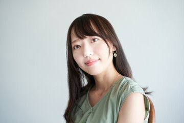 Fototapeta premium シンプルな空間でくつろぐ女性