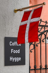 dänisches Hinweisschild auf Essen, Trinken und Hygge