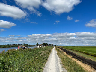 Obraz premium Gravel path next to a canal around Broek