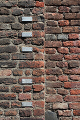 hochwassermarken an der stadtmauer von zons am rhein