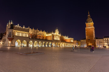 Fototapeta premium Old town square in Krakow at night, Poland. St. Marys Basilica