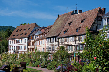 Fototapeta na wymiar Fachwerkhäuser, Fassaden im Stadtzentrum von Wissembourg, Alsace, France