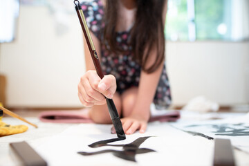 習字の練習をする子供