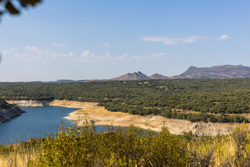 Paysage de randonnée en Espagne autour du cours d'eau Embalse de el villar à Cervera de Buitrago
