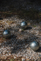 Une partie de pétanque entre amis