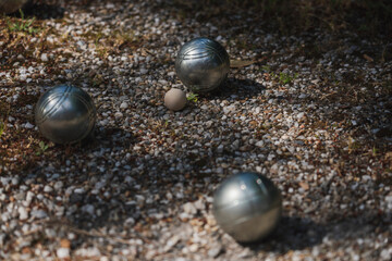 Une partie de pétanque entre amis