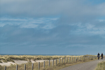 Radfahren in der Dünenlandschaft an der Nordseeküste
Den Helder, Nordholland