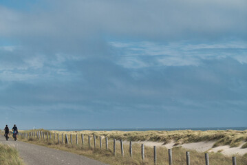 Radfahren in der Dünenlandschaft der Nordseeküste- aufgenommen in Nordholland (Dünen von Den Helder)