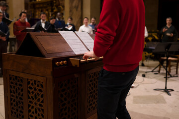Le piano pour accompagner le chœur dans une église