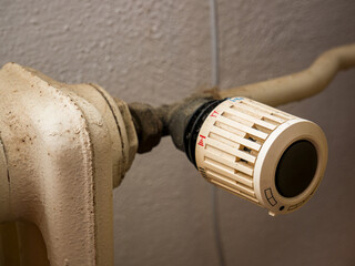 Thermostatic head on a classic older heater