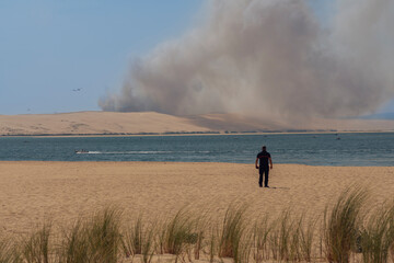 Pompier devant l'incendie du Pilat