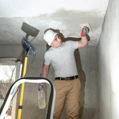 The master rubs the ceiling with a moisture-absorbing grater for lime plaster.