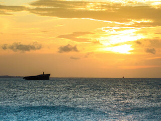 Fototapeta na wymiar Sunset on the sea of Fortaleza with silhouette of a shipwreck