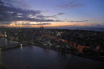 Fototapeta premium 夕暮れ時の新潟市