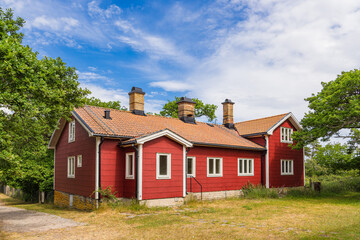 Rotes Holzhaus auf der Insel Öland in Schweden